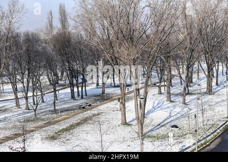 Belgrad: Novobeogradski Kej und Usce Park im Winter von Schnee bedeckt. Serbien Stockfoto