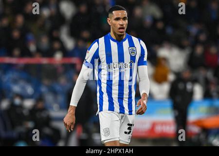 Jon Russell #37 von Huddersfield Town während des Spiels in, am 2/23/2022. (Foto von Craig Thomas/News Images/Sipa USA) Quelle: SIPA USA/Alamy Live News Stockfoto