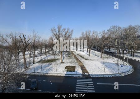 Belgrad: Usce Park und Novobeogradski Kej sind im Winter von Schnee bedeckt. Serbien Stockfoto