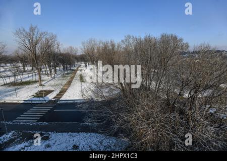 Belgrad: Usce Park und Novobeogradski Kej sind im Winter von Schnee bedeckt. Serbien Stockfoto
