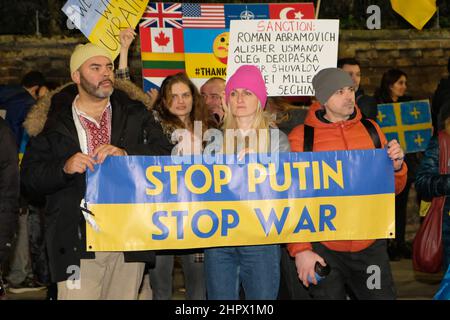 London, Großbritannien, 23rd. Februar 2022, Hunderte von Demonstranten versammelten sich vor der russischen Botschaft, weil sie befürchteten, dass Moskau nach steigenden Spannungen eine Invasion plant und über 150.000 Soldaten in der Nähe der Grenze zur Ukraine eingesetzt wurden. Die Organisatoren der Kundgebung - London Euromaidan, fordern härtere Sanktionen gegen Anhänger und Unternehmen des russischen Präsidenten Vladamir Putin. Kredit: Elfte Stunde Fotografie/Alamy Live Nachrichten Stockfoto