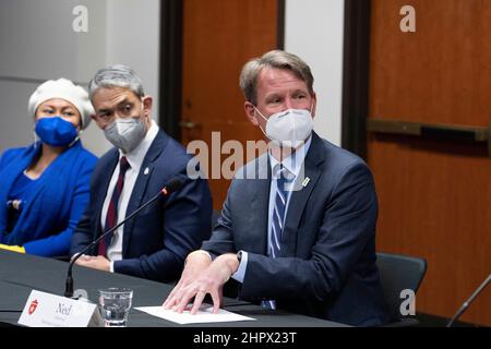 San Antonio Texas USA, 23. Februar 2022: Dr. NED SHARPLESS, r, vom National Cancer Institute, macht einen Punkt, während der Bürgermeister von San Antonio RON NIRENBERG und seine Frau Erika zuhören, während die US-amerikanische First Lady Jill Biden (nicht gezeigt) das UT Health MD Anderson Cancer Center in San Antonio besichtigt. Biden hörte sich die Geschichten der Patienten an und hörte von Ärzten an vorderster Front des Kampfes gegen Krebs. Kredit: Bob Daemmrich/Alamy Live Nachrichten Stockfoto