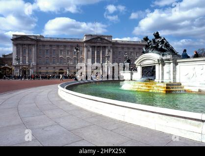 Buckingham Palace Queen Victoria Fountain, Central London, Großbritannien. Stockfoto