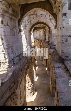 Blick auf die alten römischen Mauern in der Arena in Arles, Frankreich Stockfoto