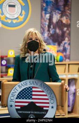 San Antonio, TX, USA. 23rd. Februar 2022. Die US-amerikanische First Lady JILL BIDEN spricht mit Militäreltern und Tagesbetreuern während einer Tour durch eines der Kinderbetreuungszentren der Joint Base San Antonio (JBSA), wo Dr. Biden von den Problemen erfuhr, die Militärfamilien mit Kindern mit besonderen Bedürfnissen haben. (Bild: © Bob Daemmrich/ZUMA Press Wire) Stockfoto