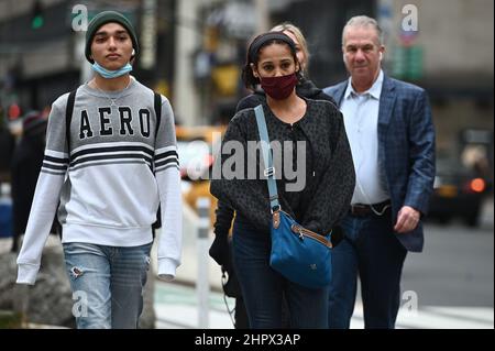 New York, USA. 23rd. Februar 2022. Menschen, die am 23. Februar 2022 in New York, NY, durch den Herald Square laufen, tragen Schutzmasken, während andere nicht im Freien sind. New Yorker Gouverneur Hochul hob am 9. Februar die Anforderung an die Innenmaske auf, aber landesweite Maskenanforderungen gelten weiterhin für Justizvollzugsanstalten, Schulen und Kinderbetreuungseinrichtungen, Obdachlosenheime, Busse, Züge und Verkehrsknotenpunkte. (Foto von Anthony Behar/Sipa USA) Quelle: SIPA USA/Alamy Live News Stockfoto