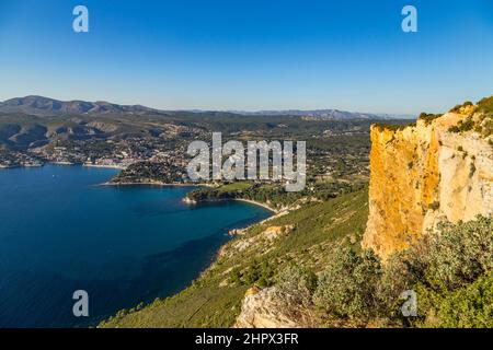 Blick von Cassis Stadt, Cap Canaille Rock und Mittelmeer Route des Kretas Bergstraße, Provence, Frankreich Stockfoto