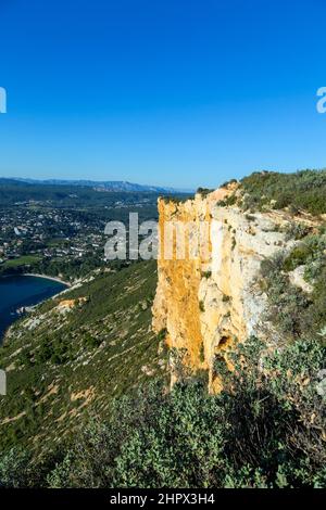 Blick von Cassis Stadt, Cap Canaille Rock und Mittelmeer Route des Kretas Bergstraße, Provence, Frankreich Stockfoto