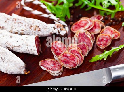 In Scheiben geschnittener spanischer Wurstfuet Stockfoto