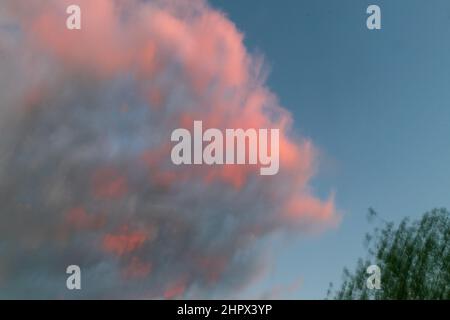 23. Februar 2022: Der feurige rosa und orange Sonnenuntergang mit Wolken während einer Frostwarnung an einem kalten Tag in San Diego, Kalifornien, am Mittwoch, 23rd. Februar 2022 (Bildnachweis: © Rishi Deka/ZUMA Press Wire) Stockfoto