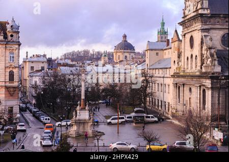 Lviv, Ukraine. 23rd. Februar 2022. Allgemeine Ansicht des Soborna Platzes in der Innenstadt. Kredit: SOPA Images Limited/Alamy Live Nachrichten Stockfoto