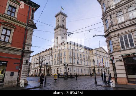 Lviv, Ukraine. 23rd. Februar 2022. Gesamtansicht des Ratusha-Ratusha-Ratschaus von Lviv. (Foto von Mykola Tys/SOPA Images/Sipa USA) Quelle: SIPA USA/Alamy Live News Stockfoto