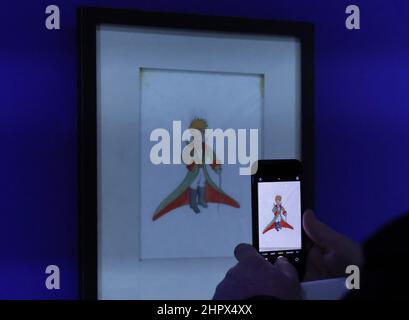 Paris, Antoine de Saint-Exupery. 26th. Juni 2022. Ein Besucher fotografiert während der Ausstellung „A la Rencontre du Petit Prince“ (Meet the Little Prince) im Musée des Art Decoratifs de Paris, Paris, Frankreich, am 23. Februar 2022. Die Ausstellung zeigt rund 600 Kunstwerke des französischen Schriftstellers, Designers und Illustrators Antoine de Saint-Exupery, darunter das in Frankreich erstmals ausgestellte Originalhandbuch. Die Ausstellung läuft vom 17. Februar bis zum 26. Juni 2022. Kredit: Gao Jing/Xinhua/Alamy Live Nachrichten Stockfoto