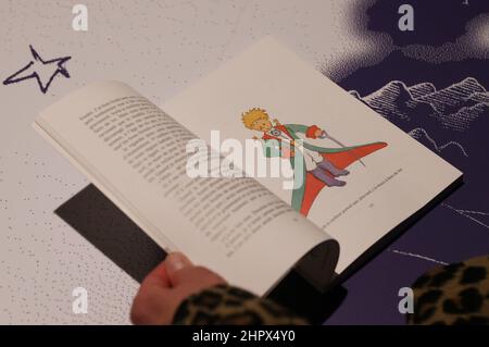 Paris, Antoine de Saint-Exupery. 26th. Juni 2022. Ein Besucher liest während der Ausstellung 'A la Rencontre du Petit Prince' (Meet the Little Prince) im Musée des Art Decoratifs de Paris, Paris, Frankreich, am 23. Februar 2022. Die Ausstellung zeigt rund 600 Kunstwerke des französischen Schriftstellers, Designers und Illustrators Antoine de Saint-Exupery, darunter das in Frankreich erstmals ausgestellte Originalhandbuch. Die Ausstellung läuft vom 17. Februar bis zum 26. Juni 2022. Kredit: Gao Jing/Xinhua/Alamy Live Nachrichten Stockfoto