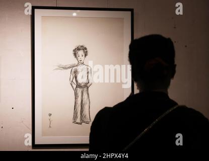 Paris, Antoine de Saint-Exupery. 26th. Juni 2022. Ein Mann besucht die Ausstellung 'A la Rencontre du Petit Prince' (Meet the Little Prince) im Musée des Art Decoratifs de Paris, Paris, Frankreich, 23. Februar 2022. Die Ausstellung zeigt rund 600 Kunstwerke des französischen Schriftstellers, Designers und Illustrators Antoine de Saint-Exupery, darunter das in Frankreich erstmals ausgestellte Originalhandbuch. Die Ausstellung läuft vom 17. Februar bis zum 26. Juni 2022. Kredit: Gao Jing/Xinhua/Alamy Live Nachrichten Stockfoto