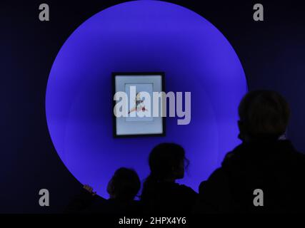 Paris, Antoine de Saint-Exupery. 26th. Juni 2022. Besucher der Ausstellung „A la Rencontre du Petit Prince“ (Treffen Sie den Kleinen Prinzen) im Musée des Art Decoratifs de Paris, Paris, Frankreich, 23. Februar 2022. Die Ausstellung zeigt rund 600 Kunstwerke des französischen Schriftstellers, Designers und Illustrators Antoine de Saint-Exupery, darunter das in Frankreich erstmals ausgestellte Originalhandbuch. Die Ausstellung läuft vom 17. Februar bis zum 26. Juni 2022. Kredit: Gao Jing/Xinhua/Alamy Live Nachrichten Stockfoto