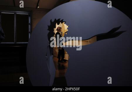 Paris, Antoine de Saint-Exupery. 26th. Juni 2022. Eine Frau besucht die Ausstellung „A la Rencontre du Petit Prince“ (Meet the Little Prince) im Musée des Art Decoratifs de Paris, Paris, Frankreich, 23. Februar 2022. Die Ausstellung zeigt rund 600 Kunstwerke des französischen Schriftstellers, Designers und Illustrators Antoine de Saint-Exupery, darunter das in Frankreich erstmals ausgestellte Originalhandbuch. Die Ausstellung läuft vom 17. Februar bis zum 26. Juni 2022. Kredit: Gao Jing/Xinhua/Alamy Live Nachrichten Stockfoto