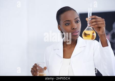 Untersuchung der Ergebnisse ihres Experiments. Aufnahme einer attraktiven Wissenschaftlerin, die in ihrem Labor ein Experiment durchführt. Stockfoto