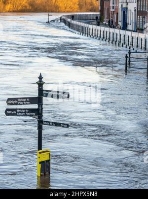 Flutwasserschutzbarrieren versuchen, Regenwasser zurückzuhalten, das aus den umliegenden Hügeln und Bergketten in den Fluss Severn fließt, was zu p Stockfoto