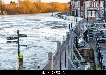 Flutwasserschutzbarrieren versuchen, Regenwasser zurückzuhalten, das aus den umliegenden Hügeln und Bergketten in den Fluss Severn fließt, was zu p Stockfoto