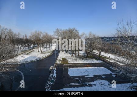 Belgrad: Usce Park und Novobeogradski Kej sind im Winter von Schnee bedeckt. Serbien Stockfoto