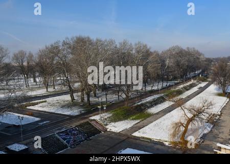 Belgrad: Usce Park und Novobeogradski Kej sind im Winter von Schnee bedeckt. Serbien Stockfoto
