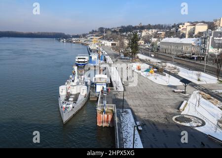 Belgrad: Schneebedeckte Flussufer und Hafen der Save im Winter. Serbien Stockfoto