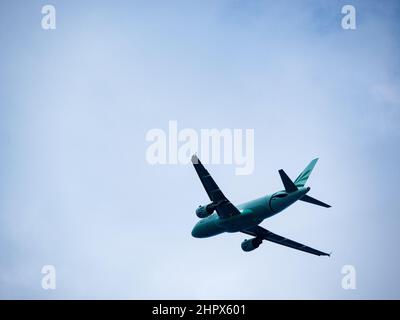 Larnaka, Zypern. 16th. Februar 2022. Cyprus Airways Airbus A319-114 mit Registrierung 5B-DCX-Flugzeug in blauem Himmel. (Bild: © Igor Golovniov/SOPA Images via ZUMA Press Wire) Stockfoto