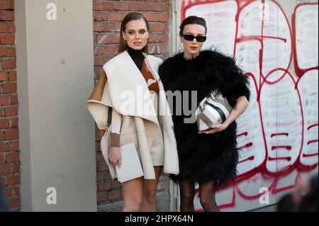 Daria Klyukina & Mary Leest außerhalb der Fendi Fashion Show während der Mailand Fashion Week Herbst/Winter 2022/2023 am 23. Februar 2022 in Mailand, Italien Stockfoto