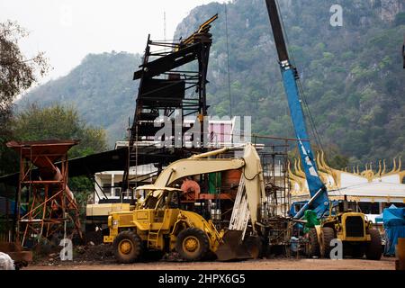 Der Baumeister der thailändischen Volksarbeiter verwendete schwere Maschinen, die auf der Baustelle des Klosters Wat Tham Krabok oder des Thamkrabok anbauten Stockfoto