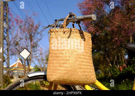 Schöne Szene in Da Lat, Vietnam im Frühling, gelbes Fahrrad und rosa Blume von unten, Kirschblütenbaum blühen im Frühling, ein Urlaub Reise b Stockfoto