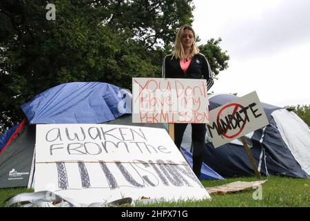 Janelle, eine der Organisatoren des Anti-Mandats-Protestes in Christchurch, hält ein Plakat mit der Aufschrift „Du hast keine Erlaubnis“. Während die Zahl der Fälle von Omicron in den letzten 24hrs auf 6317 Fälle und 1 Todesfälle ansteigt, stehen Anti-Mandats-Demonstranten am Cranmer Square fest, um den Protest vor dem Parlament in Wellington zu unterstützen. Neuseeland wird heute Abend ab Mitternacht in die Phase 3 der Pandemiereaktion übergehen. Die Phasenverschiebung bedeutet, dass das Testregime hauptsächlich auf schnelle Antigentests umgestellt wird. Wenn eine Person ein positives Testergebnis hat, ist es an der Person, ihre engen Kontakte zu benachrichtigen und die POS zu notieren Stockfoto