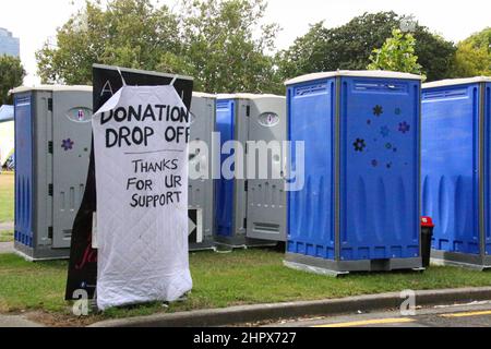 Ein Schild am Eingang und am tragbaren Toilettenblock des Anti-Mandats-Protestplatzes auf dem Cranmer-Platz sagt den Menschen, dass sie dort Spenden hinterlassen können. Während die Zahl der Fälle von Omicron in den letzten 24hrs auf 6317 Fälle und 1 Todesfälle ansteigt, stehen Anti-Mandats-Demonstranten am Cranmer Square fest, um den Protest vor dem Parlament in Wellington zu unterstützen. Neuseeland wird heute Abend ab Mitternacht in die Phase 3 der Pandemiereaktion übergehen. Die Phasenverschiebung bedeutet, dass das Testregime hauptsächlich auf schnelle Antigentests umgestellt wird. Wenn eine Person ein positives Testergebnis hat, ist es an der Person, ihre engen Kontakte zu benachrichtigen und zu rek Stockfoto