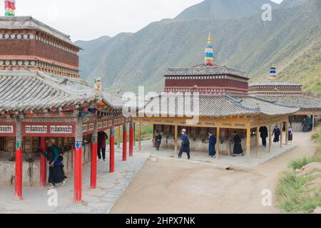 XIAHE, CHINA - Pilger im Labrang Kloster. Eine berühmte Lamasery in Xiahe, Gansu, China. Stockfoto