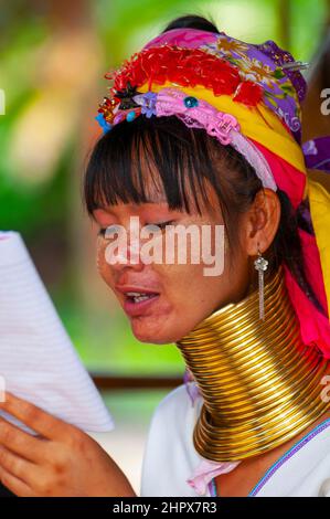 Ein kleines Mädchen aus Karen Hill Tribe, Chiang Mai, Thailand. Stockfoto