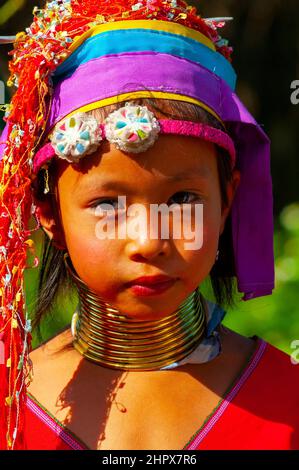 Ein kleines Mädchen aus Karen Hill Tribe, Chiang Mai, Thailand. Stockfoto