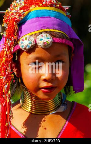 Ein kleines Mädchen aus Karen Hill Tribe, Chiang Mai, Thailand. Stockfoto