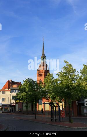 Blick auf Itzehoe Stadtbild im Sommer mit St. Laurentii Kirche Uhrenturm und blauen Sonnenuntergang Himmel Hintergrund. Keine Personen. Stockfoto