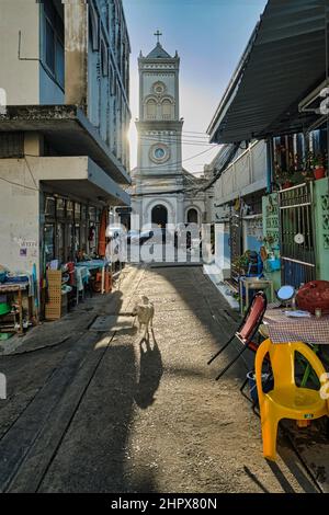 Eine Gasse in Ban Yuan, einer alten Siedlung vietnamesischer und kambodschanischer Einwanderer in Bangkok, Thailand, in der Kirche der Unbefleckten Empfängnis Stockfoto