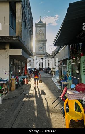 Eine Gasse in Baan Yuan, einer alten Siedlung vietnamesischer und kambodschanischer Einwanderer in Bangkok, Thailand, in der Kirche der Unbefleckten Empfängnis Stockfoto