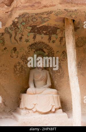 LANZHOU, CHINA - Buddha-Statuen im Bingling Höhlentempel (UNESCO Weltkulturerbe). Ein berühmter Tempel in Lanzhou, Gansu, China. Stockfoto