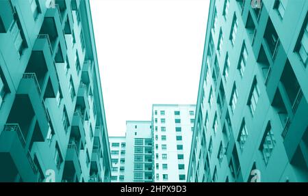 Blick in den niedrigen Winkel auf moderne hohe Gebäude in Türkis Stockfoto