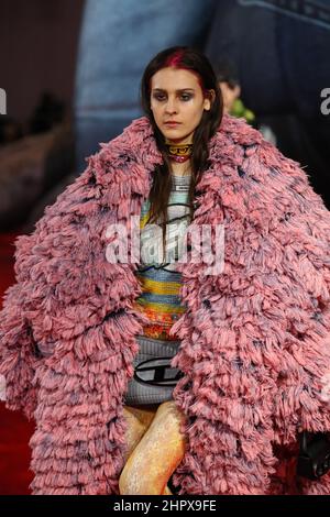 Mailand, Italien. Am 23. Februar 2022 läuft Ein Modell während der Diesel Fashion Show im Rahmen der Herbst-Winter 2022-2023 Mailand Fashion Week am 23. Februar 2022 in Mailand, Italien, Auf die Piste. Foto von Marco Piovanotto/ABACAPRESS.COM Stockfoto