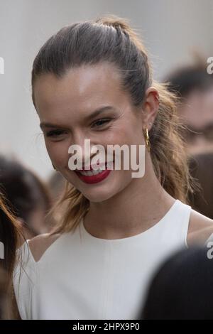 Mailand, Italien. 23rd. Februar 2022. Josephine Skriver ist in der ersten Reihe der Alberta Ferretti Fashion Show während der Milan Fashion Week Herbst/Winter 2022/2023 am 23. Februar 2022 in Mailand, Italien, zu sehen. Kredit: Unabhängige Fotoagentur/Alamy Live Nachrichten Stockfoto