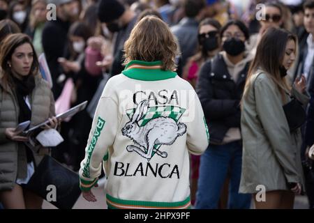 Mailand, Italien. 23rd. Februar 2022. Street Style im Vorfeld der Alberta Ferretti Fashion Show während der Milan Fashion Week Herbst/Winter 2022/2023 am 23. Februar 2022 in Mailand, Italien. Foto: Cinzia Camela. Kredit: Unabhängige Fotoagentur/Alamy Live Nachrichten Stockfoto