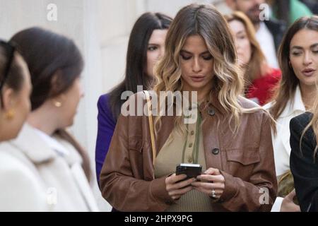 Mailand, Italien. 23rd. Februar 2022. Cristina Marino wird nach der Alberta Ferretti Fashion Show während der Milan Fashion Week Herbst/Winter 2022/2023 am 23. Februar 2022 in Mailand, Italien, gesehen. Foto: Cinzia Camela. Kredit: Unabhängige Fotoagentur/Alamy Live Nachrichten Stockfoto