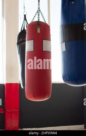 Hängende Boxsäcke bereit für das Training Stockfoto