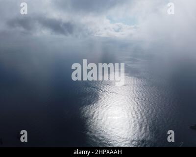 Luftaufnahme. Die Drohne fliegt über neblige und flauschige Wolken. Blau Stockfoto