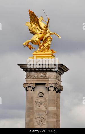 Stein geschnitzte Götzen auf Pont Alexandre III, Paris, Frankreich Stockfoto
