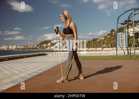 Junge sportliche Frau macht Fitness-Training im Freien Stockfoto